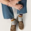 VCE Penstar para hombre en piel de potro con estampado de leopardo y lengüeta de talón de cuero negro