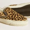 VCE Penstar para mujer en piel de potro con estampado de leopardo y lengüeta de talón de cuero negro