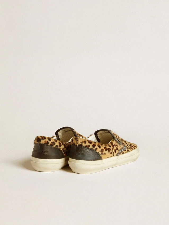 VCE Penstar para mujer en piel de potro con estampado de leopardo y lengüeta de talón de cuero negro