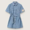 Vestido camisero de manga corta para niñas «Journey» en cambray de algodón azul claro con parche bordado