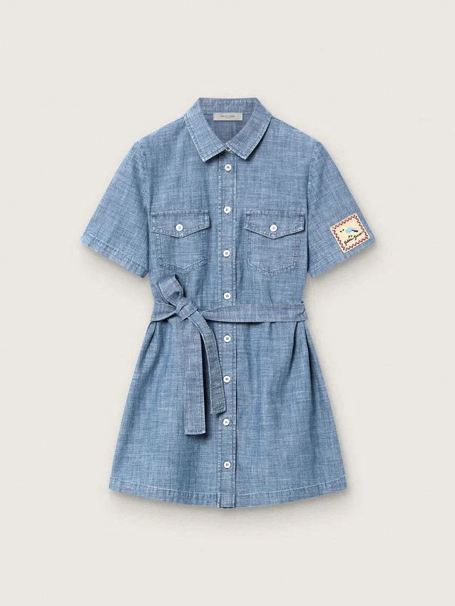 Vestido camisero de manga corta para niñas «Journey» en cambray de algodón azul claro con parche bordado