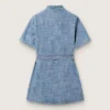 Vestido camisero de manga corta para niñas «Journey» en cambray de algodón azul claro con parche bordado