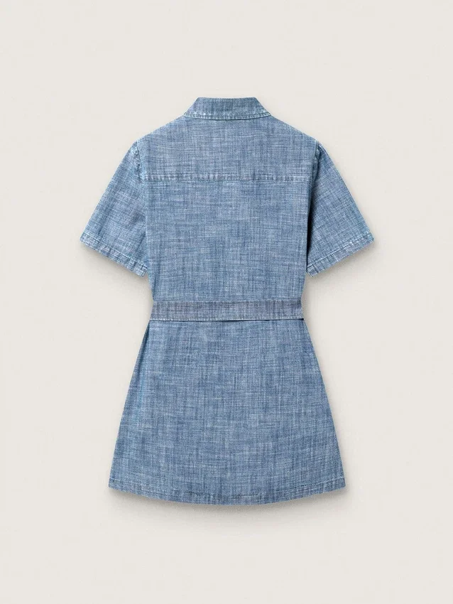 Vestido camisero de manga corta para niñas «Journey» en cambray de algodón azul claro con parche bordado
