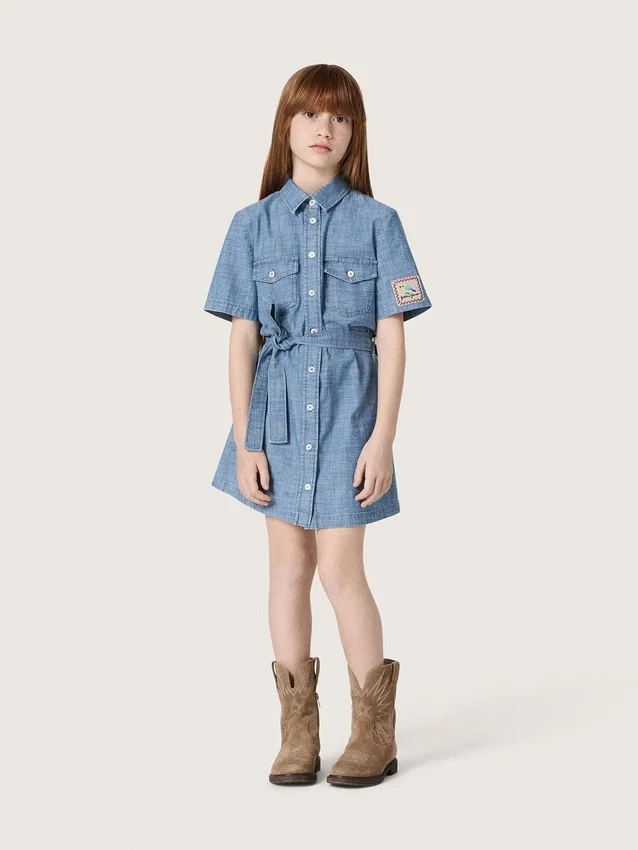 Vestido camisero de manga corta para niñas «Journey» en cambray de algodón azul claro con parche bordado