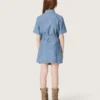 Vestido camisero de manga corta para niñas «Journey» en cambray de algodón azul claro con parche bordado