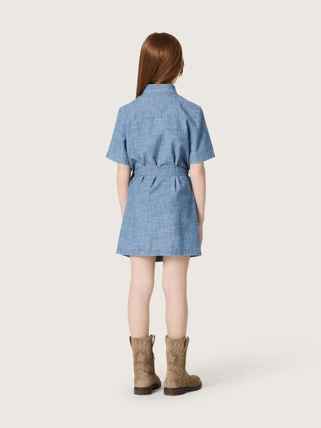 Vestido camisero de manga corta para niñas «Journey» en cambray de algodón azul claro con parche bordado