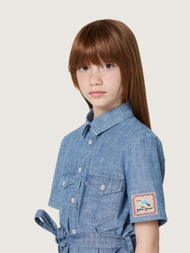 Vestido camisero de manga corta para niñas «Journey» en cambray de algodón azul claro con parche bordado