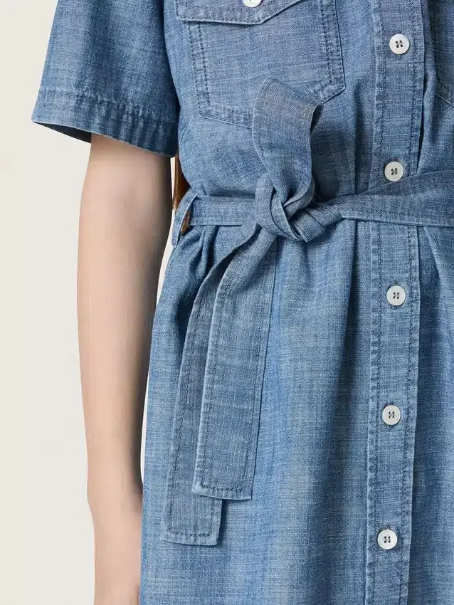 Vestido camisero de manga corta para niñas «Journey» en cambray de algodón azul claro con parche bordado
