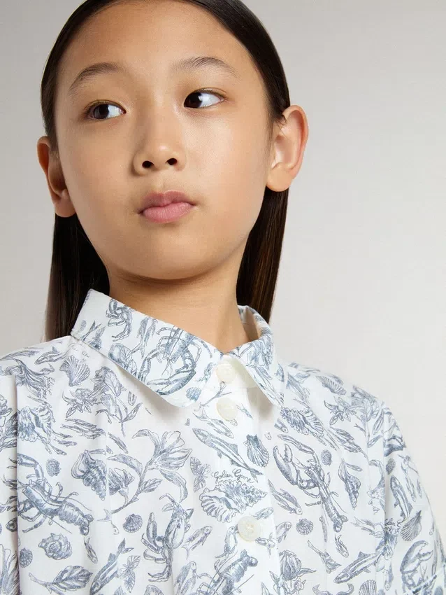 Vestido de camisa para niñas en lona de algodón blanca con estampado náutico azul y ribete blanco