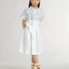 Vestido de camisa para niñas en lona de algodón blanca con estampado náutico azul y ribete blanco