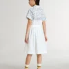 Vestido de camisa para niñas en lona de algodón blanca con estampado náutico azul y ribete blanco