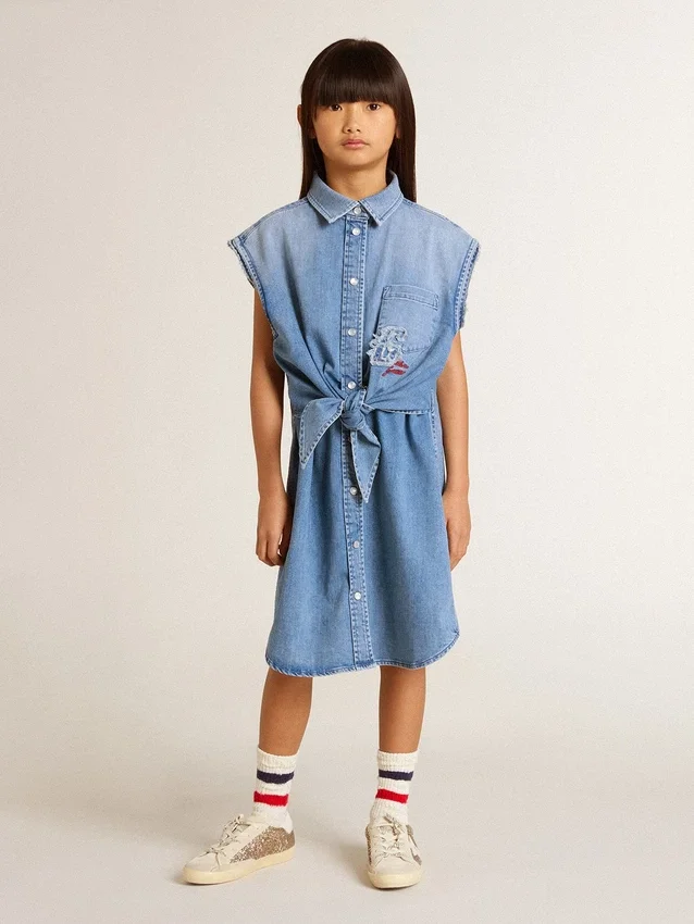 Vestido de mezclilla para niñas con lazo delantero y bordados