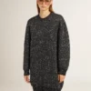 Vestido negro de mujer con cuello redondo y lentejuelas plateadas por toda la prenda