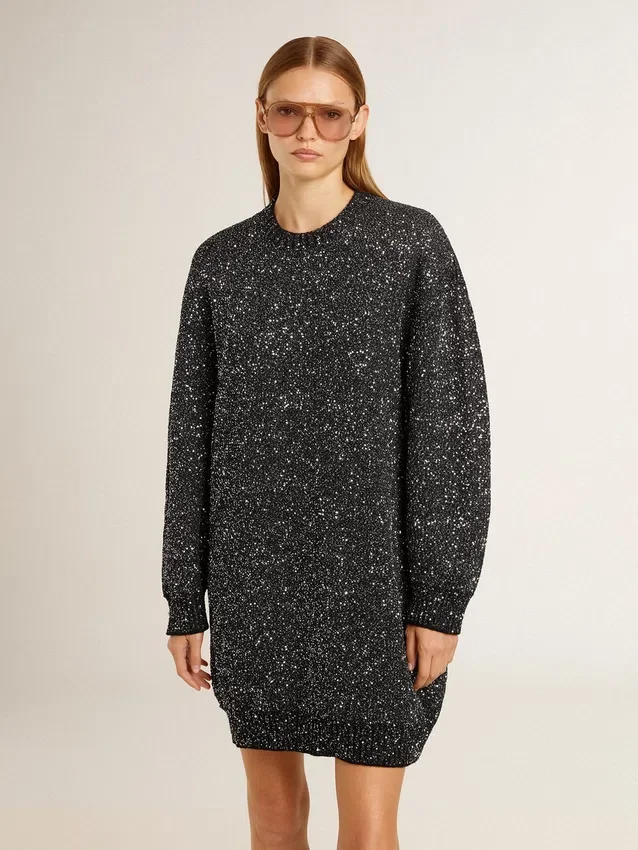 Vestido negro de mujer con cuello redondo y lentejuelas plateadas por toda la prenda
