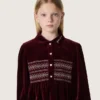 Vestido para niñas en color burdeos con efecto terciopelo y bordado en la parte delantera