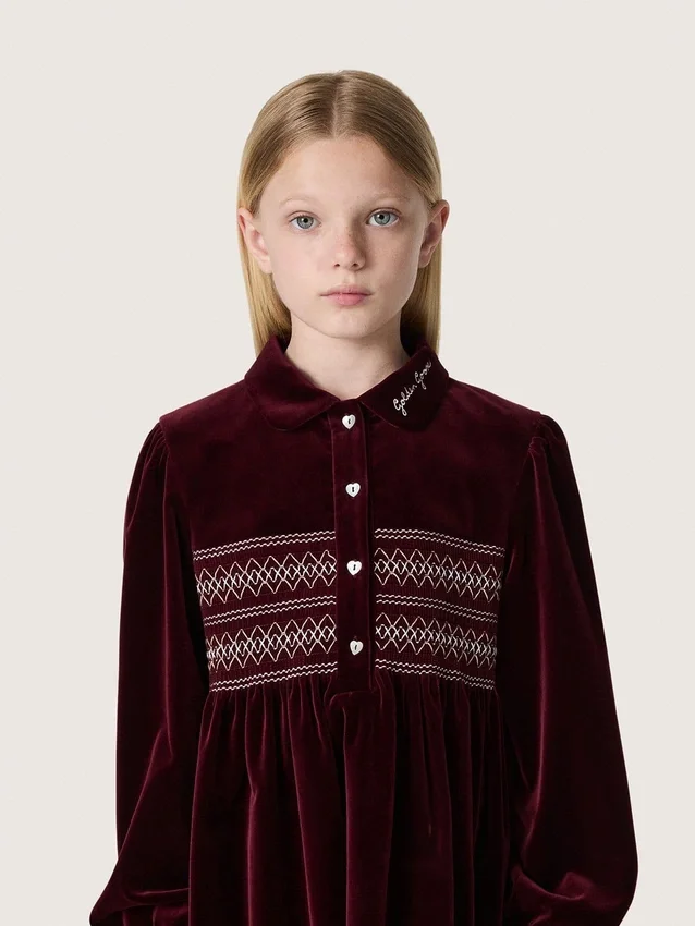 Vestido para niñas en color burdeos con efecto terciopelo y bordado en la parte delantera