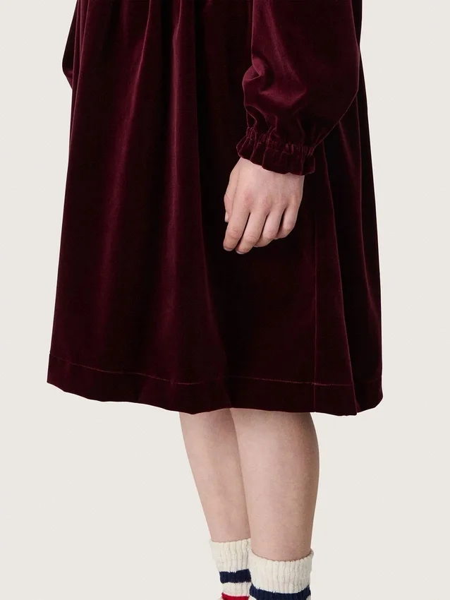Vestido para niñas en color burdeos con efecto terciopelo y bordado en la parte delantera