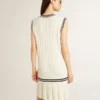 Vestido sin mangas de algodón blanco desgastado para mujer con ribetes azul oscuro y cristales