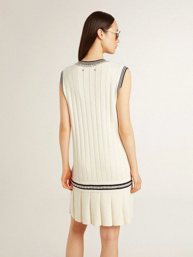 Vestido sin mangas de algodón blanco desgastado para mujer con ribetes azul oscuro y cristales
