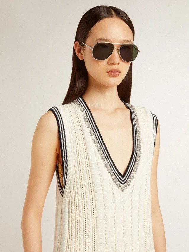 Vestido sin mangas de algodón blanco desgastado para mujer con ribetes azul oscuro y cristales