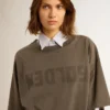 Vestido tipo camiseta gris para mujer con acabado desgastado