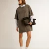 Vestido tipo camiseta gris para mujer con acabado desgastado