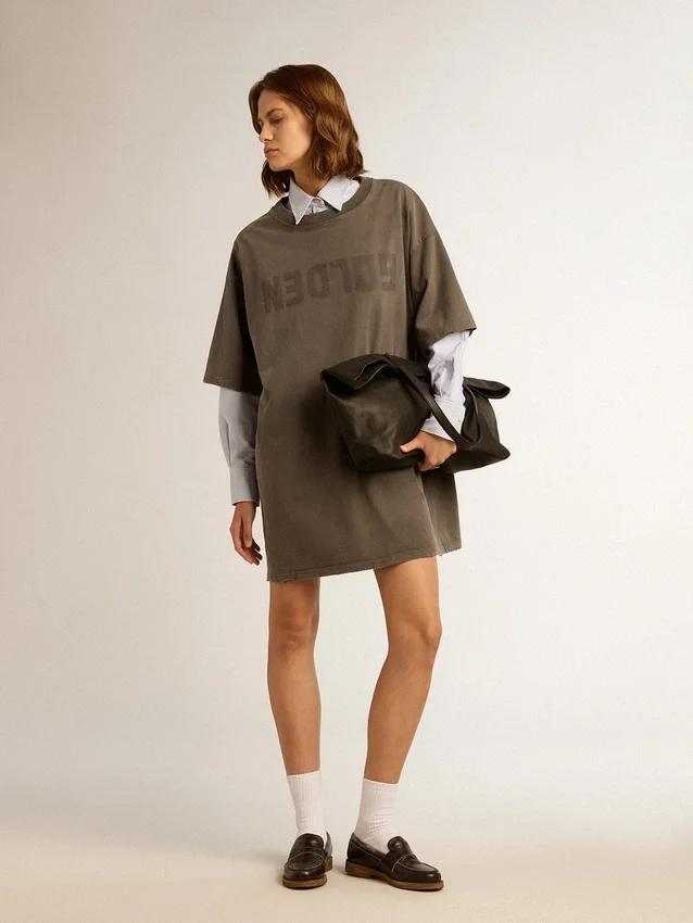 Vestido tipo camiseta gris para mujer con acabado desgastado
