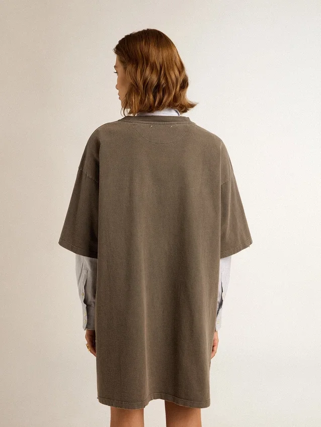 Vestido tipo camiseta gris para mujer con acabado desgastado
