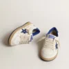 Young Ball Star con estrella de cuero azul metalizado y lengüeta en el talón