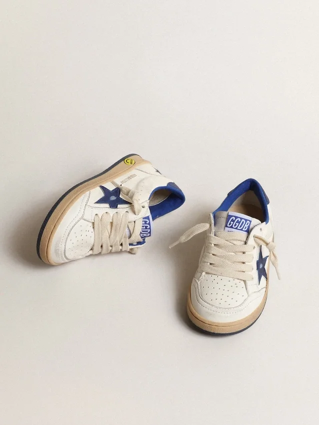 Young Ball Star con estrella de cuero azul metalizado y lengüeta en el talón