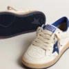 Young Ball Star con estrella de cuero azul metalizado y lengüeta en el talón