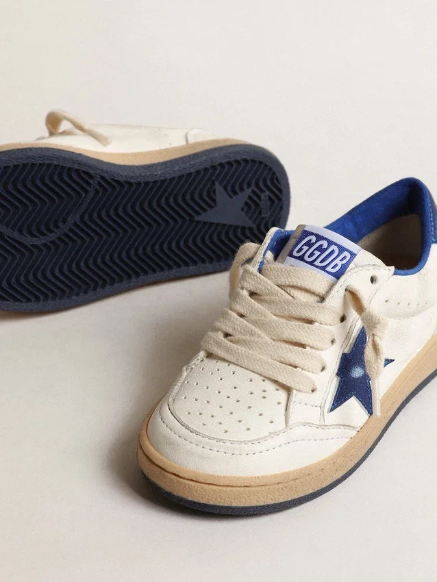 Young Ball Star con estrella de cuero azul metalizado y lengüeta en el talón