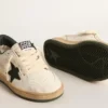 Young Ball Star en cuero blanco con estrella de gamuza verde