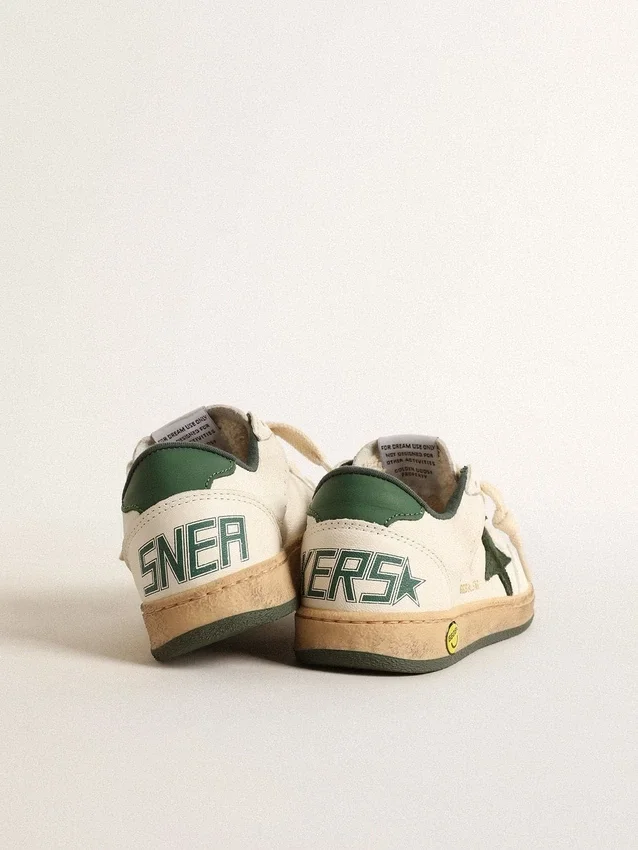 Young Ball Star en cuero blanco con estrella de gamuza verde