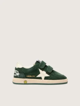 Young Ball Star en gamuza verde bosque con estrella y lengüeta en el talón de cuero color crema