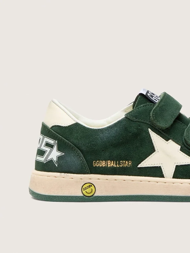 Young Ball Star en gamuza verde bosque con estrella y lengüeta en el talón de cuero color crema