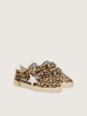 Young Ball Star en piel de potro con estampado de leopardo, estrella de cuero blanco y lengüeta en el talón