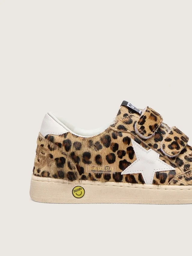 Young Ball Star en piel de potro con estampado de leopardo, estrella de cuero blanco y lengüeta en el talón