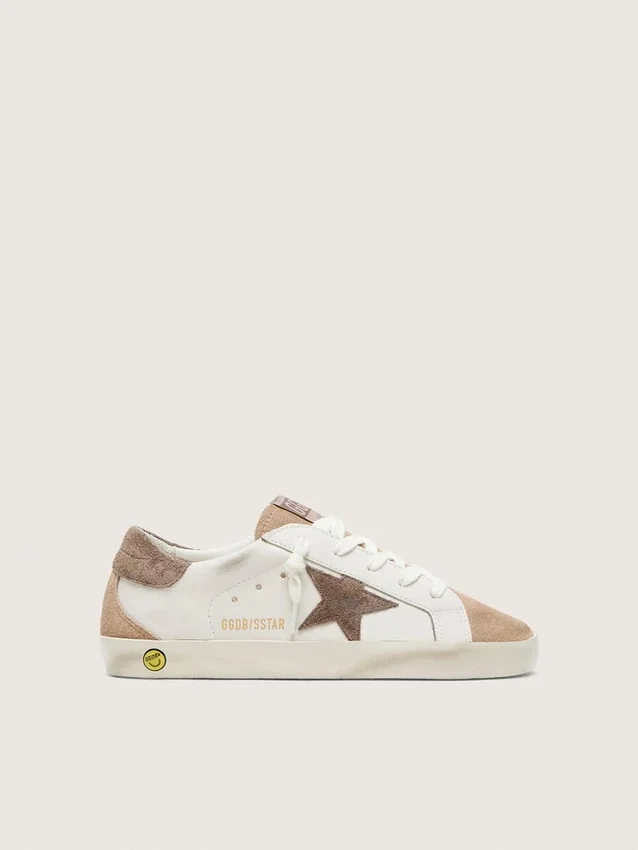 Young Super-Star en cuero blanco con estrella de gamuza gris oscuro e inserciones de gamuza beige