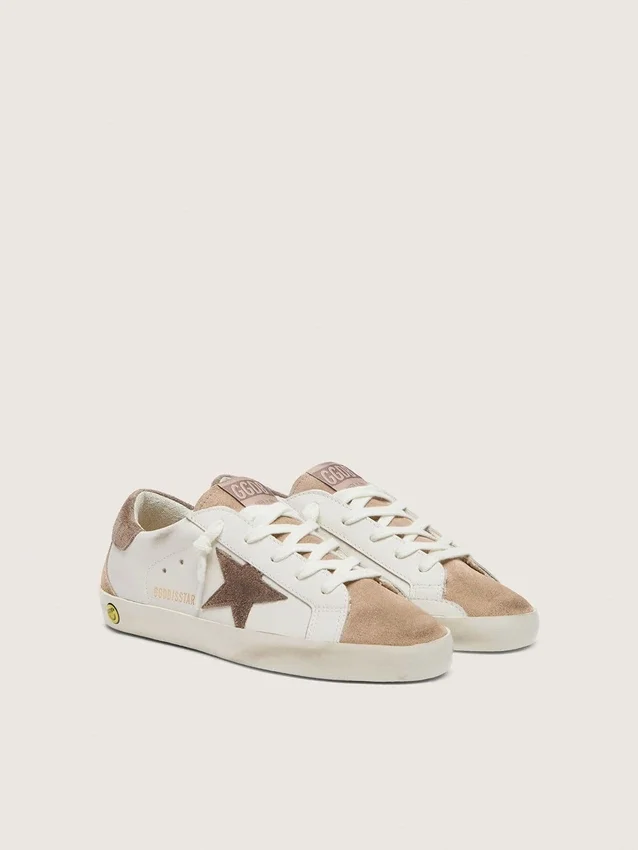 Young Super-Star en cuero blanco con estrella de gamuza gris oscuro e inserciones de gamuza beige
