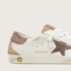 Young Super-Star en cuero blanco con estrella de gamuza gris oscuro e inserciones de gamuza beige