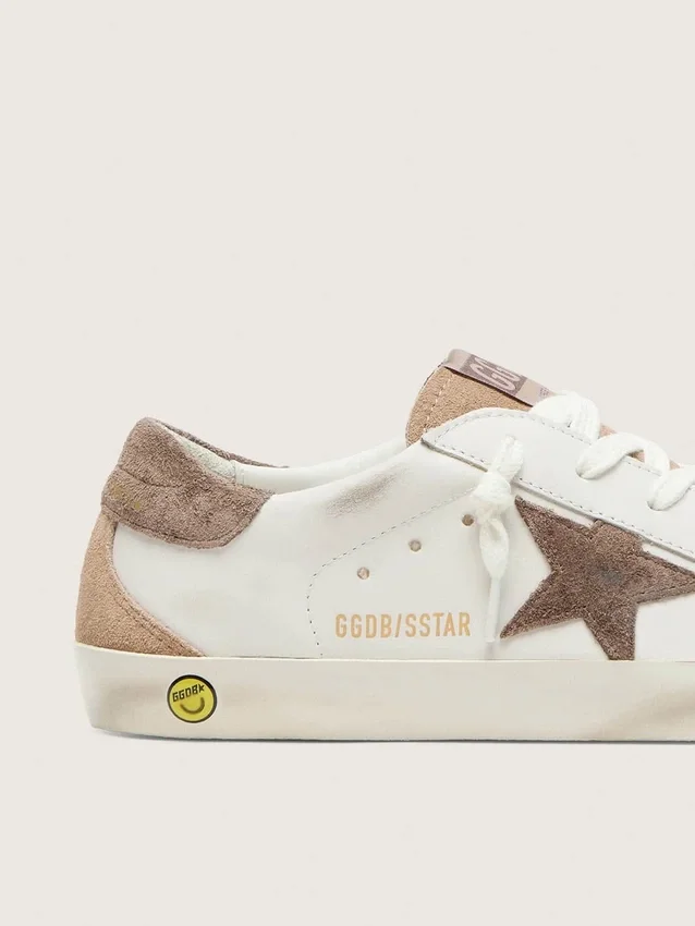 Young Super-Star en cuero blanco con estrella de gamuza gris oscuro e inserciones de gamuza beige