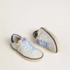 Young Super-Star en cuero blanco con lengüeta de talón de gamuza azul
