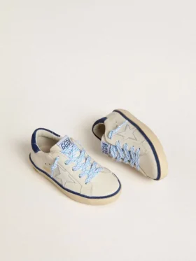 Young Super-Star en cuero blanco con lengüeta de talón de gamuza azul