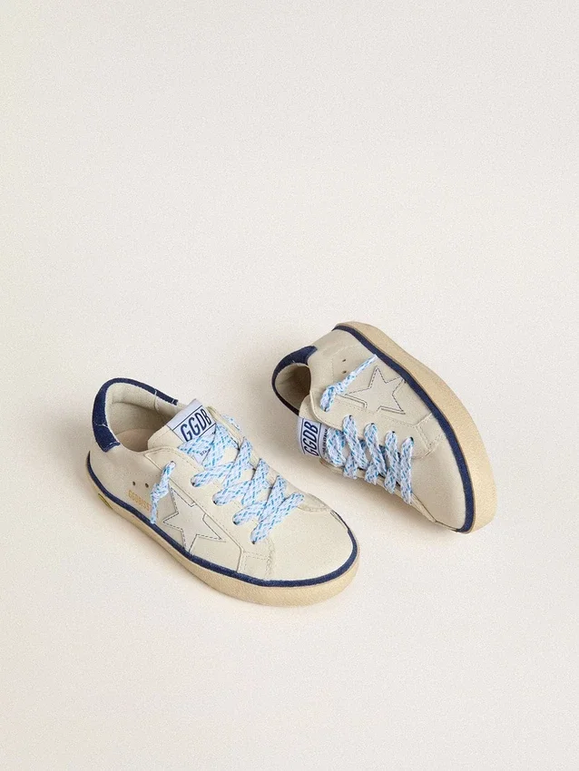 Young Super-Star en cuero blanco con lengüeta de talón de gamuza azul