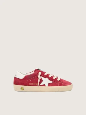 Young Super-Star en gamuza roja con estrella de cuero blanco y lengüeta en el talón