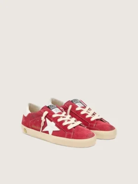 Young Super-Star en gamuza roja con estrella de cuero blanco y lengüeta en el talón