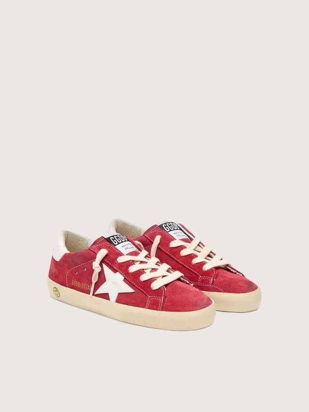 Young Super-Star en gamuza roja con estrella de cuero blanco y lengüeta en el talón