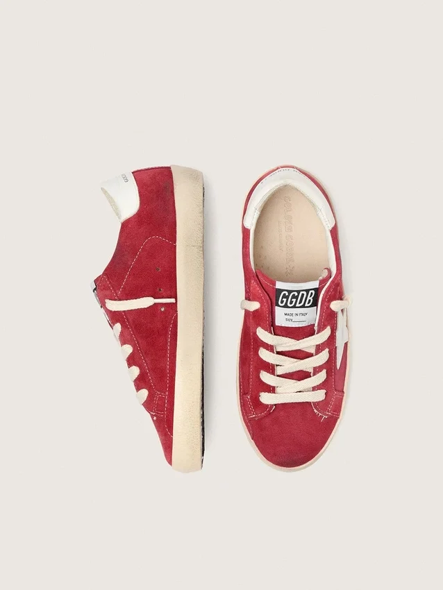 Young Super-Star en gamuza roja con estrella de cuero blanco y lengüeta en el talón