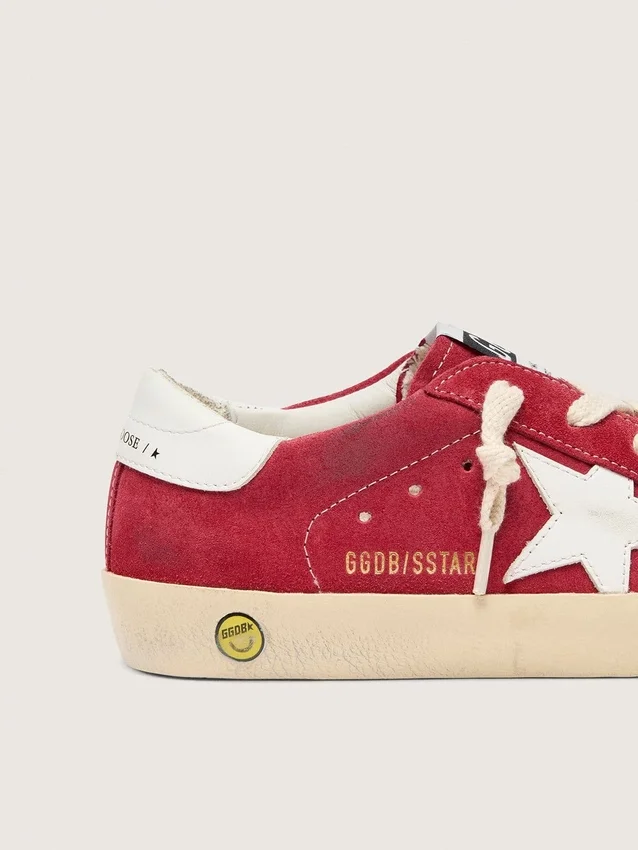 Young Super-Star en gamuza roja con estrella de cuero blanco y lengüeta en el talón